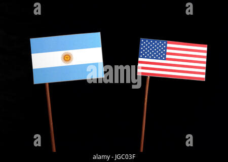 Bandiera argentina con la bandiera degli Stati Uniti isolati su sfondo nero Foto Stock