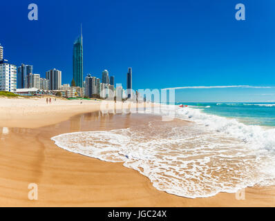 SURFERS PARADISE, AUS - Settembre 05 2016 Skyline e una spiaggia di Surfers Paradise, Gold Coast. Uno di Australia iconici delle destinazioni turistiche costiere. Foto Stock