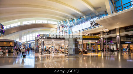 LOS ANGELES, CALIFORNIA, USA - Giugno 17 2017: Tom Bradley International Airport terminal di partenza negozi duty free a Los Angeles, US Foto Stock