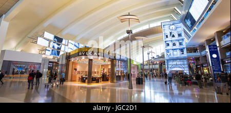LOS ANGELES, CALIFORNIA, USA - Giugno 17 2017: Tom Bradley International Airport terminal di partenza negozi duty free a Los Angeles, US Foto Stock