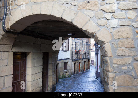 Nel centro di Pasajes (Guipuzkoa - Spagna), in vista di un passaggio voltato nella principale strada costeggiata da belle case con i loro balconi colorati. Foto Stock