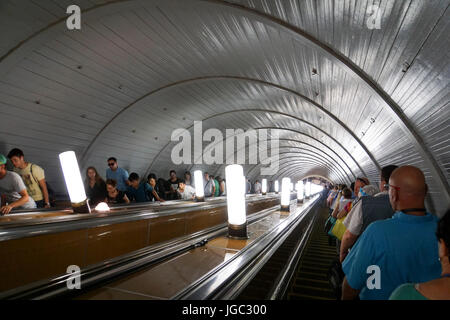 Scale mobili a Kiyevskaya la stazione della metropolitana di Mosca, Russia Foto Stock