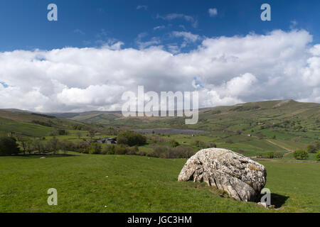 Guardando oltre Semerwater verso Marsett e Woldside nello Yorkshire Dales National Park, Regno Unito. Foto Stock