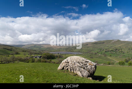 Guardando oltre Semerwater verso Marsett e Woldside nello Yorkshire Dales National Park, Regno Unito. Foto Stock