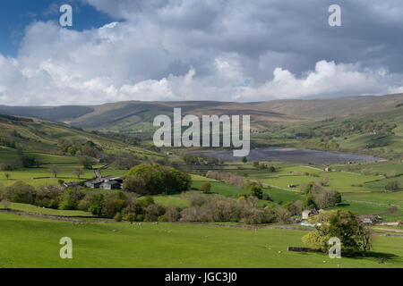 Guardando oltre Semerwater verso Marsett e Woldside nello Yorkshire Dales National Park, Regno Unito. Foto Stock