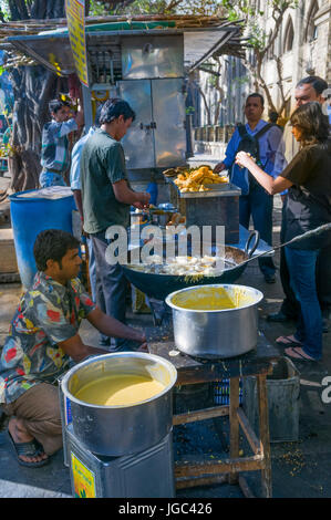 Sul lato della strada snack in stallo Kala Ghoda Mumbai Bombay in India Foto Stock