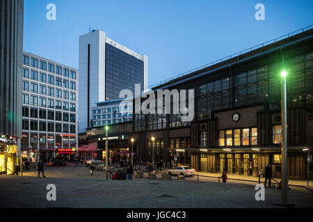 La stazione Friedrichstrasse e il centro del commercio internazionale, Berlino Foto Stock