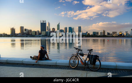 Skyline di Perth lungo il Fiume Swan, Australia occidentale Foto Stock