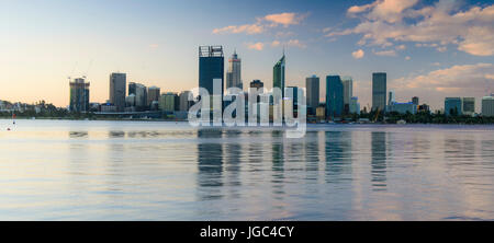 Skyline di Perth lungo il fiume Swan, Australia occidentale Foto Stock