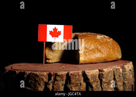 Bandiera canadese su un moncone con pane isolato Foto Stock
