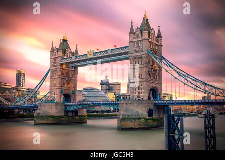 Il Tower Bridge (London City) al tramonto Foto Stock