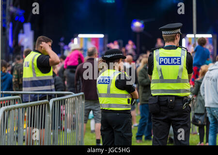 Thornhill, Scotland, Regno Unito - 26 agosto 2016: sul dovere di poliziotti e i frequentatori del festival nel main arena durante dei campi elettrici festival Foto Stock