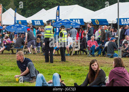 Thornhill, Scotland, Regno Unito - 26 agosto 2016: sul dovere di poliziotti e i frequentatori del festival nel main arena durante dei campi elettrici festival Foto Stock