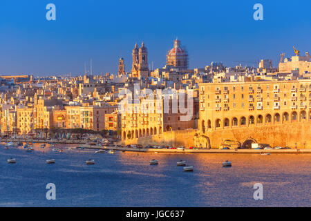 Skyline vista aerea di Senglea penisola come si vede da Valletta nella mattina di sole, Malta. Foto Stock