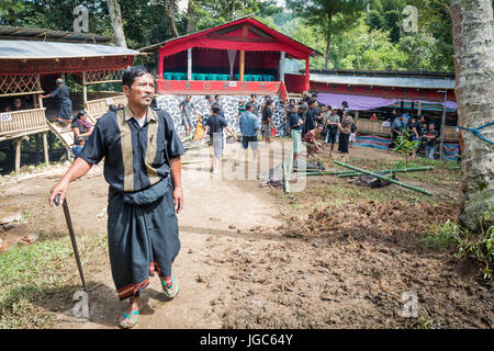 Uomo alla cerimonia funebre in Tana Toraja, Sulawesi Indonesia Foto Stock