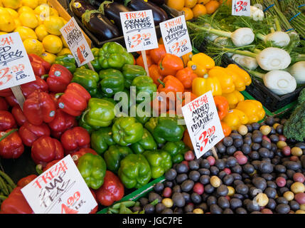 Vegatables fresca in un mercato di fattoria Foto Stock