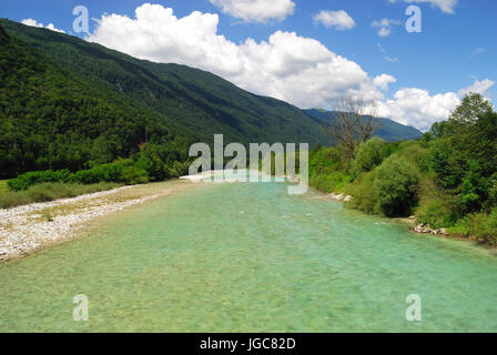 La Slovenia, Soca valley. Fiume Soca vicino a Kobarid. Foto Stock