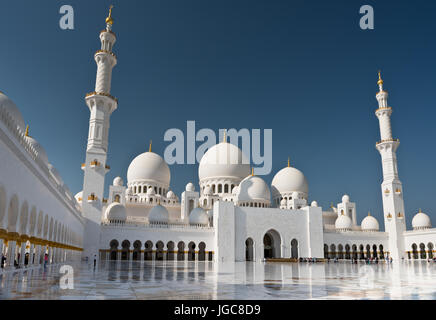 Vista della famosa Sheikh Zayed Moschea Bianca di Abu Dhabi, Emirati arabi uniti Foto Stock