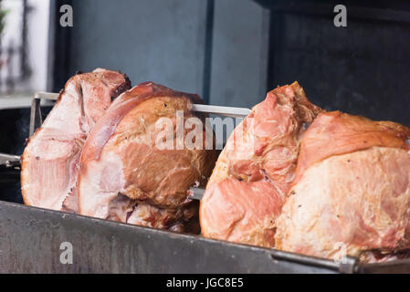 Arrosto di maiale knuckles allo spiedo per una grande azienda Foto Stock