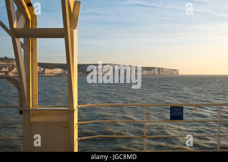 Un inizio di mattina di cross channel ferry passa le bianche scogliere di Dover, Kent, Regno Unito voce per Calais, Francia. Foto Stock