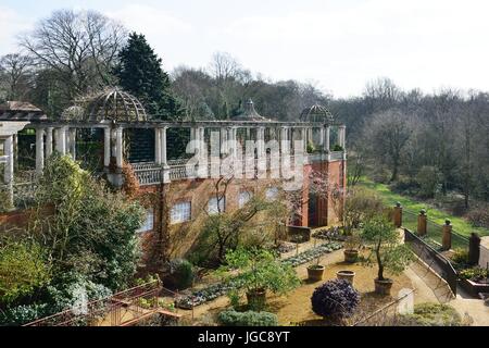 Pergola con grande giardino inglese Foto Stock