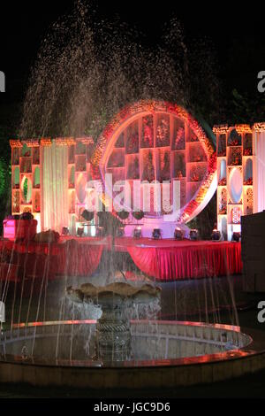 Stadio di nozze preparando dietro la fontana al Grand Hotel Imperial in Agra, Uttar Pradesh, India Foto Stock