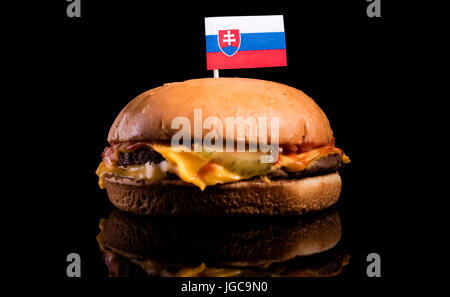 Bandiera slovacca sulla sommità di hamburger isolato su sfondo nero Foto Stock