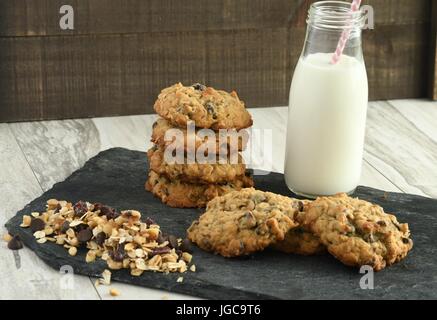 Percorso misto Cookies-Chocolate Chips, fiocchi d'avena e i Dadi - deliziose prelibatezze di cottura per uno snack o dessert Foto Stock