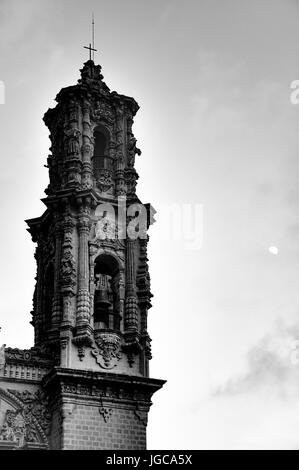 Dettagli architettonici della chiesa di Santa Prisca, Taxco de Alarcon, Messico costruito da Jose de la Borda che hanno fatto fortuna nel settore minerario in ornato Foto Stock