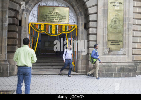 Mumbai, Maharashtra, India. 1 Luglio, 2017. 1 Luglio 2017 : Mumbai - India.Il governo nuovo Custom House a Mumbai è stata decorata con fiori per dare il benvenuto al nuovo GST regime fiscale.La nuova imposta GST, progettato per sostituire India del labirinto di vari prelievi trovati in tutto il paese gli stati con un sistema uniforme e unite l India in un mercato unico, è stato lanciato dal paese il primo ministro Narendra modi nel corso di una sessione speciale del parlamento a New Delhi allo scoccare della mezzanotte del 30 giugno 2017. Credito: Subhash Sharma/ZUMA filo/Alamy Live News Foto Stock