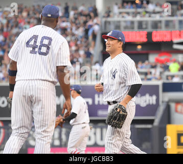 Il Bronx, NY, STATI UNITI D'AMERICA. 3 Luglio, 2017. Chris Carter, Masahiro Tanaka (Yankees), 3 luglio 2017 - MLB : Brocca Masahiro Tanaka (R) dei New York Yankees sorride al primo baseman Chris Carter (48) durante il Major League Baseball gioco contro il Toronto Blue Jays allo Yankee Stadium nel Bronx, NY, Stati Uniti. Credito: AFLO/Alamy Live News Foto Stock