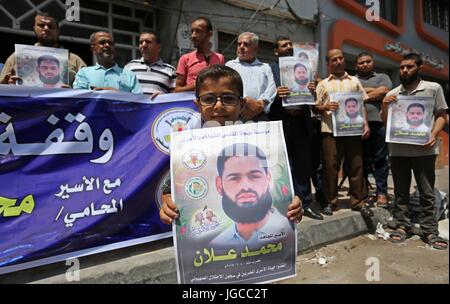 La città di Gaza, Striscia di Gaza, Territori palestinesi. 5 Luglio, 2017. Sostenitori palestinesi della Jihad islamica movimento, tenere premuto cartelloni durante una manifestazione di protesta per mostrare solidarietà con i prigionieri palestinesi detenuti nelle prigioni israeliane, nella Striscia di Gaza City il 5 luglio 2017 Credit: Ashraf Amra/immagini APA/ZUMA filo/Alamy Live News Foto Stock