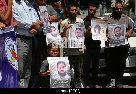 La città di Gaza, Striscia di Gaza, Territori palestinesi. 5 Luglio, 2017. Sostenitori palestinesi della Jihad islamica movimento, tenere premuto cartelloni durante una manifestazione di protesta per mostrare solidarietà con i prigionieri palestinesi detenuti nelle prigioni israeliane, nella Striscia di Gaza City il 5 luglio 2017 Credit: Ashraf Amra/immagini APA/ZUMA filo/Alamy Live News Foto Stock