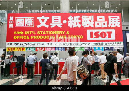 Tokyo, Giappone. 5 Luglio, 2017. I visitatori si radunano alla XXVIII International Stationery & Office prodotti Fair Tokyo (ISOT) 2017 Il 5 luglio 2017, Tokyo, Giappone. L'annuale fiera stazionaria introduce innovazioni e prodotti da 2.640 aziende provenienti da 39 paesi. È più grande del Giappone stationery & uffici prodotti evento e corre dal 5 luglio al 7 presso il Tokyo Big Sight. Quest'anno gli organizzatori aspettano 100.000 partecipanti. Credito: Rodrigo Reyes Marin/AFLO/Alamy Live News Foto Stock