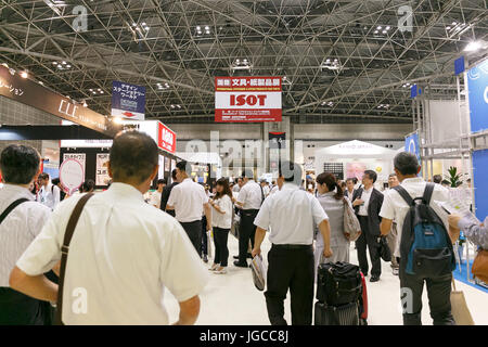 Tokyo, Giappone. 5 Luglio, 2017. I visitatori si radunano alla XXVIII International Stationery & Office prodotti Fair Tokyo (ISOT) 2017 Il 5 luglio 2017, Tokyo, Giappone. L'annuale fiera stazionaria introduce innovazioni e prodotti da 2.640 aziende provenienti da 39 paesi. È più grande del Giappone stationery & uffici prodotti evento e corre dal 5 luglio al 7 presso il Tokyo Big Sight. Quest'anno gli organizzatori aspettano 100.000 partecipanti. Credito: Rodrigo Reyes Marin/AFLO/Alamy Live News Foto Stock