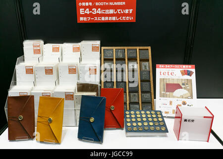 Tokyo, Giappone. 5 Luglio, 2017. Stampa KEIBUNSHA prodotto tete (giorno planner) riceve la ventiseiesima Articoli di cancelleria dell'anno 2017 Award nella categoria Design durante la XXVIII International Stationery & Office prodotti Fair Tokyo (ISOT) 2017 Il 5 luglio 2017, Tokyo, Giappone. L'annuale fiera stazionaria introduce innovazioni e prodotti da 2.640 aziende provenienti da 39 paesi. È più grande del Giappone stationery & uffici prodotti evento e corre dal 5 luglio al 7 presso il Tokyo Big Sight. Quest'anno gli organizzatori aspettano 100.000 partecipanti. Credito: Rodrigo Reyes Marin/AFLO/Alamy Live News Foto Stock