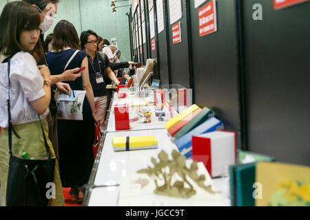 Tokyo, Giappone. 5 Luglio, 2017. I visitatori guardano il vincitore prodotti della ventiseiesima Articoli di cancelleria dell'Anno 2017 Premio durante la XXVIII International Stationery & Office prodotti Fair Tokyo (ISOT) 2017 Il 5 luglio 2017, Tokyo, Giappone. L'annuale fiera stazionaria introduce innovazioni e prodotti da 2.640 aziende provenienti da 39 paesi. È più grande del Giappone stationery & uffici prodotti evento e corre dal 5 luglio al 7 presso il Tokyo Big Sight. Quest'anno gli organizzatori aspettano 100.000 partecipanti. Credito: Rodrigo Reyes Marin/AFLO/Alamy Live News Foto Stock