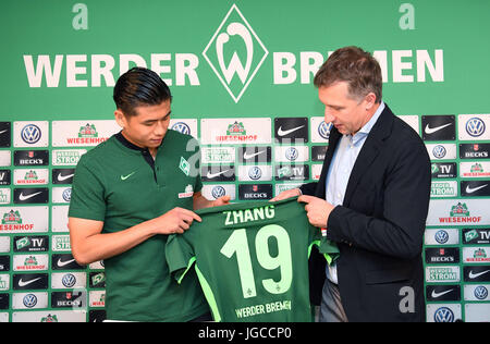 Bremen, Germania. 5 Luglio, 2017. Il Werder Brema è di nuovo la firma di Zhang Yuning trattiene il suo no. 19 camicia con il direttore sportivo Frank Baumann in occasione di una conferenza stampa a Bremen, Germania, 5 luglio 2017. La internazionale cinese si uniranno Bundesliga tedesca lato Werder Brema per due anni come parte di un accordo di prestito con la Premier League inglese club West Bromwich Albion. Foto: Carmen Jaspersen/dpa/Alamy Live News Foto Stock