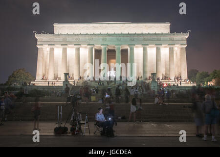 Washington, Stati Uniti d'America. 4 lug 2017. Un reporter funziona su scadenza dopo i fuochi d'artificio; Luglio 4th, 2017; Washington DC, Stati Uniti Credito: Angela Drake/Alamy Live News Foto Stock