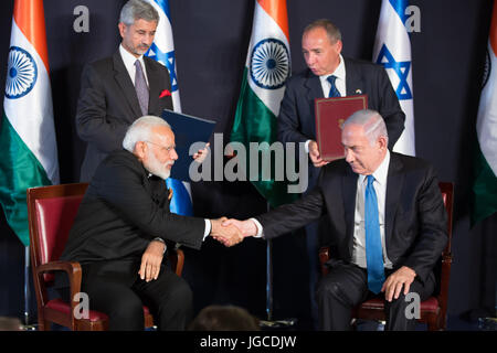 Gerusalemme. 5 Luglio, 2017. Il Primo Ministro israeliano Benjamin Netanyahu anteriore (R) e il suo omologo indiano Narendra Modi anteriore (L) agitare le mani come essi assistere ad una cerimonia di accordi di scambio tra i due paesi a Gerusalemme il 5 luglio 2017. Primo Ministro indiano Narendra Modi sbarcati in Israele martedì per la prima visita di un primo ministro indiano per il paese, nel tentativo di aumentare a tutto tondo di legami. Credito: Guo Yu/Xinhua/Alamy Live News Foto Stock