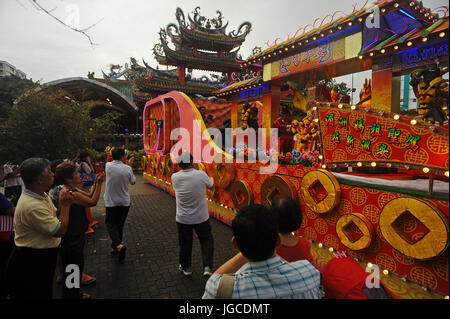 (170705) -- SINGAPORE, 5 luglio 2017 (Xinhua) -- Singapore devoti di pregare la divinità Mazu da Meizhou, la Cina a Singapore il Jin Fu Gong tempio il 5 luglio 2017. (Xinhua/quindi Chih Wey) (HY) Foto Stock