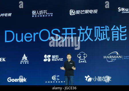 (170705) -- PECHINO, 5 luglio 2017 (Xinhua) -- Jing Kun, general manager di Baidu Duer Business Unit, introduce DuerOS piattaforma aperta a creare 2017, Baidu AI Developer Conference, presso il China National Convention Center di Pechino, capitale della Cina, 5 luglio 2017. (Xinhua/Shen Hong) (lb) Foto Stock