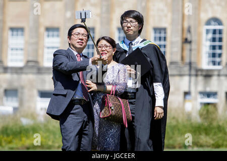 Bath, Regno Unito. 5 Luglio, 2017. Come il Regno Unito gode di un altro caldo giorno soleggiato, una Università di Bath studente che ha appena preso parte nella sua cerimonia di laurea è mostrato avente la sua fotografia scattata di fronte alla famosa Royal Crescent. Credito: lynchpics/Alamy Live News Foto Stock