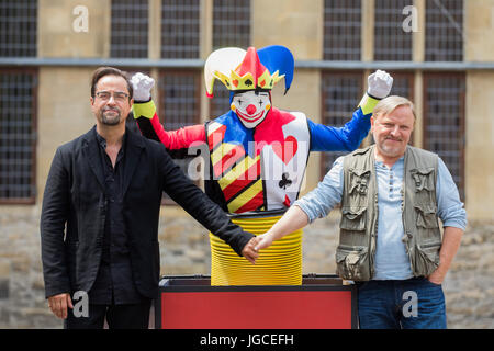 Muenster, Germania. 5 lug 2017. Gli attori Jan Josef Liefers (L) e Axel Prahl posano con una scultura a riprese di nuovo " Tatort' da Muenster, Germania, 05 luglio 2017. L'ARD-Tatort " Tatort · Gott ist auch nur ein Mensch - Thiele und Boerne in der Kunstwelt' (lit. Dio è anche solo un essere umano - Thiele e Boerne nel mondo dell'arte" va in onda in inverno 2017. Credito: dpa picture alliance/Alamy Live News Foto Stock