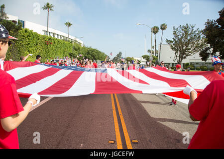 Santa Monica, California, Stati Uniti d'America. 4 luglio, 2017. I partecipanti portano una bandiera americana alla undicesima edizione del santa monica 4 luglio sfilata in Santa Monica, California il 4 luglio 2017. Credito: sheri determan/alamy live news Foto Stock