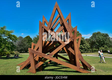 Londra, Regno Unito. 5 Luglio, 2017. '17 acute disparità di angoli, 2016 da Bernar Venet. Il fregio Sculpture Festival apre al pubblico in Regent's Park. All'aperto con opere di importanti artisti provenienti da tutto il mondo le sculture sono in mostra dal 5 luglio al 8 ottobre 2017. Credito: Stephen Chung/Alamy Live News Foto Stock