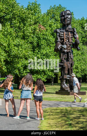 Londra, Regno Unito. 5 lug 2017. Eduardo Paolozzi, Vulcan (1999) - Il fregio Sculpture Park 2017 comprende grandi opere, l'insieme nei giardini inglesi . Gli impianti rimarranno a vista fino al 8 ottobre 2017. Credito: Guy Bell/Alamy Live News Foto Stock