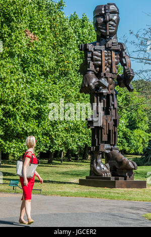 Londra, Regno Unito. 5 lug 2017. Eduardo Paolozzi, Vulcan (1999) - Il fregio Sculpture Park 2017 comprende grandi opere, l'insieme nei giardini inglesi . Gli impianti rimarranno a vista fino al 8 ottobre 2017. Credito: Guy Bell/Alamy Live News Foto Stock