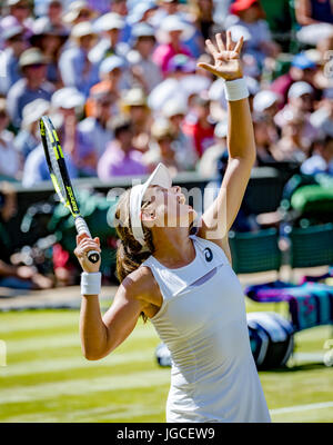 Londra, Regno Unito. 5 luglio, 2017. tennis, Wimbledon, Johanna konta (GBR) serve a donna vekic (CRO) Credito: henk koster/alamy live news Foto Stock