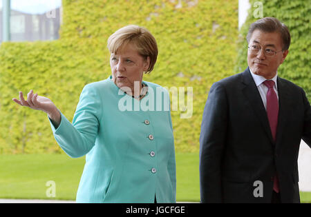 Berlino, Germania. 05 Luglio, 2017. Il cancelliere tedesco Angela Merkel (CDU) accoglie favorevolmente la Corea del Sud del Presidente Luna Jae-in nella parte anteriore della Cancelleria federale a Berlino, Germania, 05 luglio 2017. Foto: Wolfgang Kumm/dpa/Alamy Live News Foto Stock